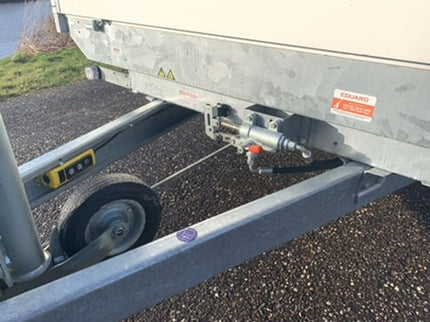 Eduard 310x160 cm - 2700 kg bruto laadvermogen - 63 cm laadvloerhoogte - elektrische bediening - 30 cm borden -  inclusief oprijplaten