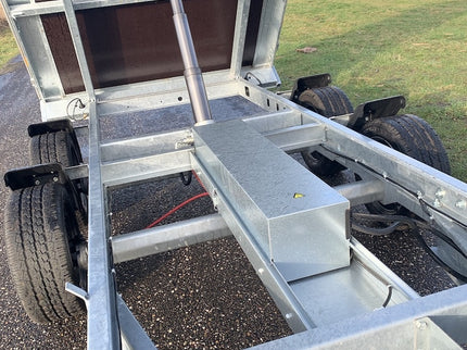 Eduard Achterwaartse kipper 310x160 cm - 2000 kg - elektrisch - voorzien van 30 cm borden - inclusief oprijplaten