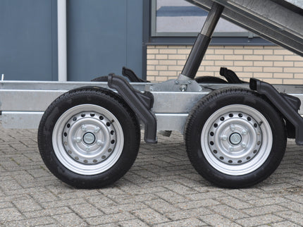 Eduard Achterwaartse kipper 310x160 cm - 2000 kg - handpomp - voorzien van 30 cm borden inclusief oprijplaten