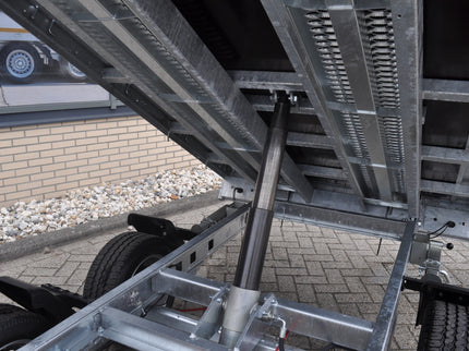 Eduard Achterwaartse kipper 310x160 cm - 2000 kg - handpomp - voorzien van 30 cm borden inclusief oprijplaten