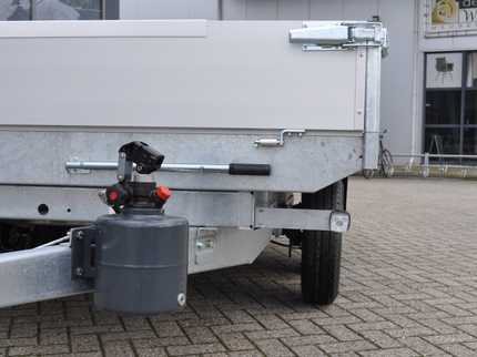 Eduard Eduard achterwaartse kipper 2700 kg bruto laadvermogen - handpomp bediening - 310x180 cm laadoppervlakte