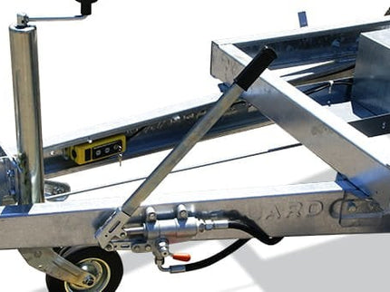 Eduard Geremde Eduard achterwaartse kipper - 256x150 cm - 2000 kg bruto laadvermogen - elektrisch, extern laden  met een handpomp - 72 cm laadvloerhoogte