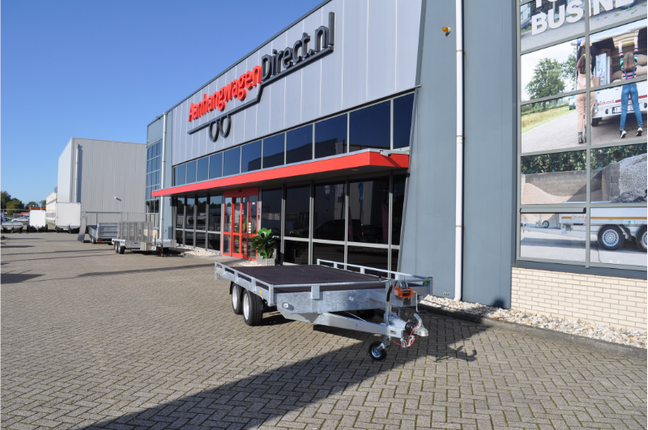 Eduard Geremde Eduard autotransporter - 406x200 cm - 2700 kg bruto laadvermogen - 63 cm laadvloerhoogte - 10 cm reling - inclusief lier en oprijplaten