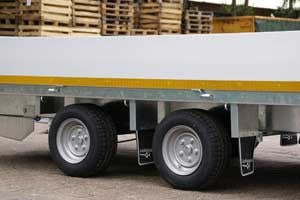 Eduard Geremde Eduard multitransporter - 406x200 cm - 3000 kg bruto laadvermogen - 56 cm laadvloerhoogte - 30 cm borden - inclusief oprijplaten en handlier