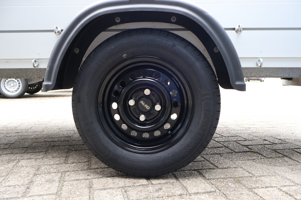 Aanhangwagendirect Compleet wiel 155R13 band + zwarte velg opel steek 4x100 - draagvermogen 500 kg - 57 mm naafdiameter