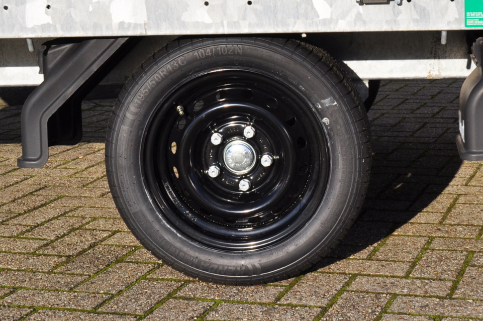 Aanhangwagendirect Compleet wiel 195/50 R13C met zwarte velg -  steek 5x112 - 900 kg - 67 mm naafdiameter