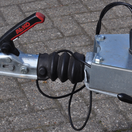 AL-KO AL-KO oplooprem aanhanger - 251S - maximaal trekvermogen: 2600 kg - V-dissel aansluiting - onderbouw