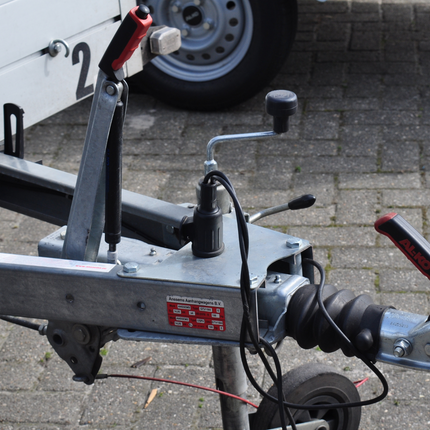 AL-KO AL-KO oplooprem aanhanger - 251S - maximaal trekvermogen: 2600 kg - V-dissel aansluiting - onderbouw