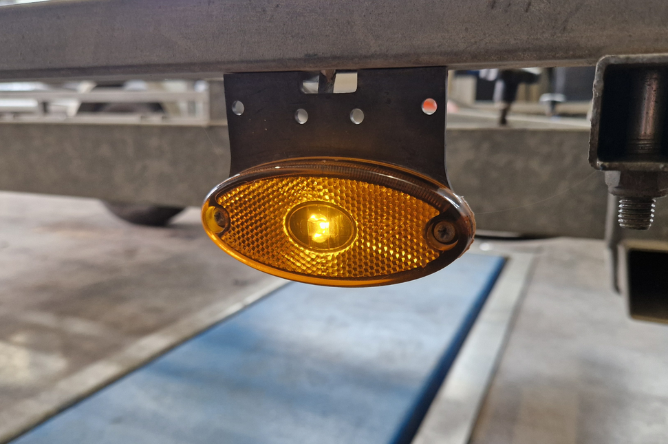 Aspock Aspock Flatpoint 2 - oranje/gele markeringslamp - connector aansluiting - LED - op houder