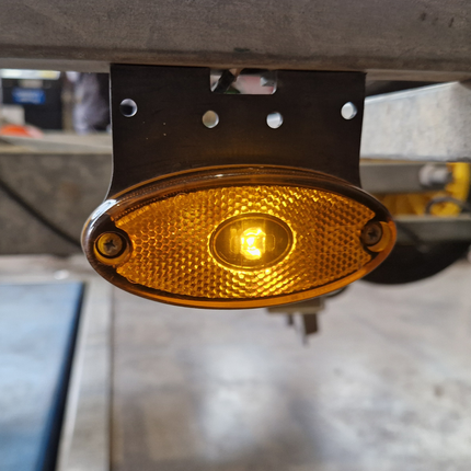 Aspock Aspock Flatpoint 2 - oranje/gele markeringslamp - connector aansluiting - LED - op houder