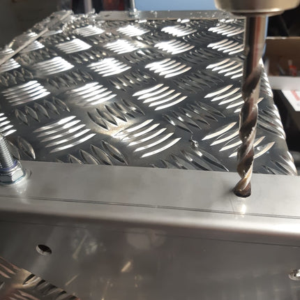 De Haan DE HAAN BOX OM - 900x250x250 mm - waterdichte en stofdichte aluminium traanplaat disselbak - voorzien van vlinderslot of t-sluiting