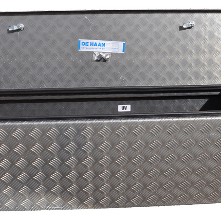 De Haan DE HAAN BOX U - 1140x380x400 mm - waterdichte en stofdichte aluminium traanplaat disselbak - voorzien van vlinderslot, spansluiting of t-sluiting