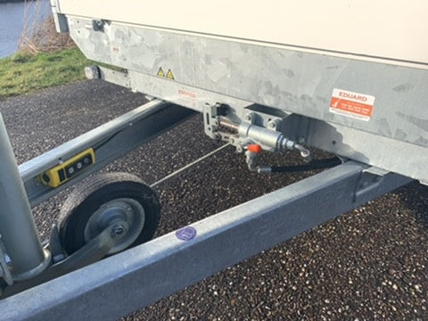Eduard 310x160 cm - 2700 kg bruto laadvermogen - 63 cm laadvloerhoogte - elektrische bediening - 30 cm borden -  inclusief oprijplaten