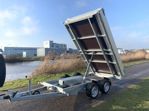 Eduard Achterwaartse kipper 310x160 cm - 2000 kg - elektrisch - voorzien van 30 cm borden - inclusief oprijplaten