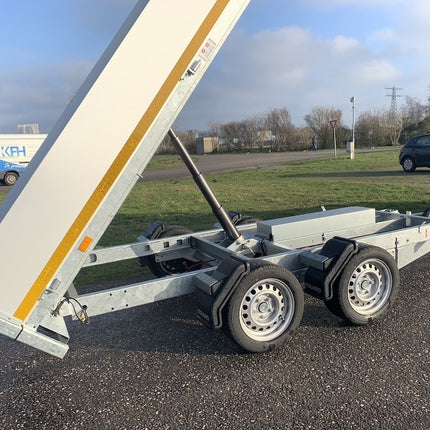 Eduard Achterwaartse kipper 310x160 cm - 2000 kg - elektrisch - voorzien van 30 cm borden - inclusief oprijplaten