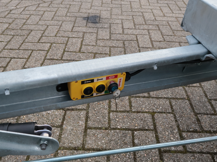 Eduard Geremde Eduard achterwaartse kipper - 256x150 cm - 2000 kg bruto laadvermogen - elektrisch, extern laden - 72 cm laadvloerhoogte