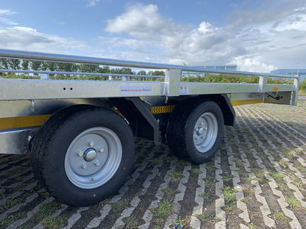 Eduard Geremde Eduard autotransporter - 406x200 cm - 2700 kg bruto laadvermogen - 56 cm laadvloerhoogte - 10 cm reling - inclusief lier en oprijplaten