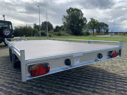Eduard Geremde Eduard autotransporter - 406x200 cm - 2700 kg bruto laadvermogen - 56 cm laadvloerhoogte - 10 cm reling - inclusief lier en oprijplaten