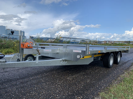 Eduard Geremde Eduard autotransporter - 406x200 cm - 2700 kg bruto laadvermogen - 56 cm laadvloerhoogte - 10 cm reling - inclusief lier en oprijplaten