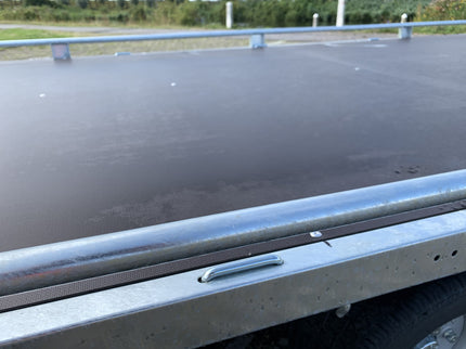 Eduard Geremde Eduard autotransporter - 406x200 cm - 2700 kg bruto laadvermogen - 56 cm laadvloerhoogte - 10 cm reling - inclusief lier en oprijplaten