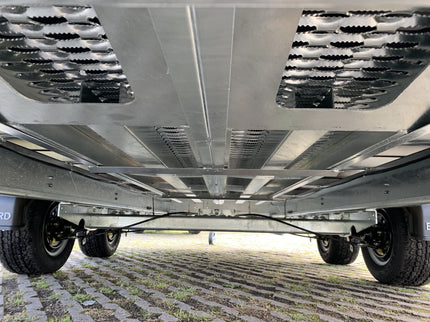 Eduard Geremde Eduard autotransporter - 406x200 cm - 2700 kg bruto laadvermogen - 56 cm laadvloerhoogte - 10 cm reling - inclusief lier en oprijplaten