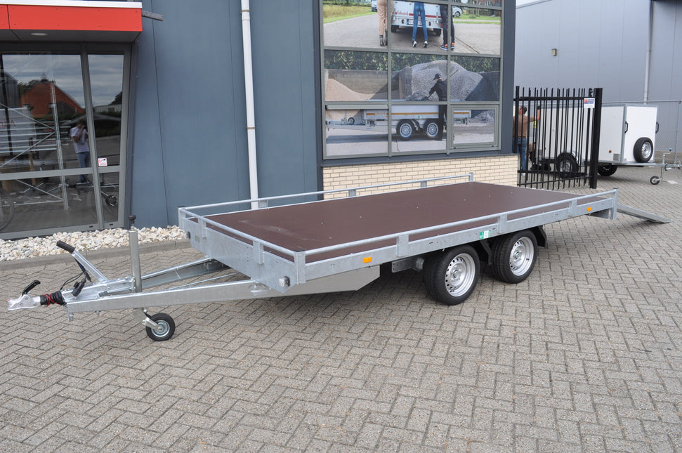 Eduard Geremde Eduard autotransporter - 406x200 cm - 3000 kg bruto laadvermogen - 63 cm laadvloerhoogte - 10 cm hoge reling - inclusief oprijplaten