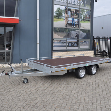 Eduard Geremde Eduard autotransporter - 406x200 cm - 3000 kg bruto laadvermogen - 63 cm laadvloerhoogte - 10 cm hoge reling - inclusief oprijplaten