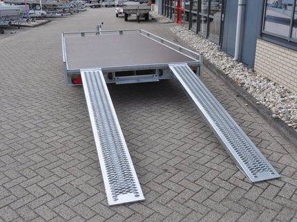 Eduard Geremde Eduard autotransporter - 406x200 cm - 3000 kg bruto laadvermogen - 63 cm laadvloerhoogte - 10 cm hoge reling - inclusief oprijplaten