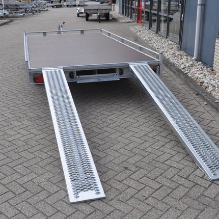 Eduard Geremde Eduard autotransporter - 406x200 cm - 3000 kg bruto laadvermogen - 63 cm laadvloerhoogte - 10 cm hoge reling - inclusief oprijplaten