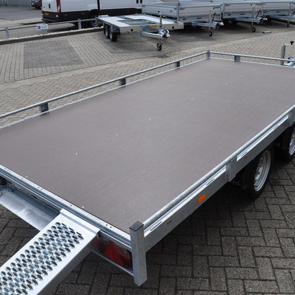 Eduard Geremde Eduard autotransporter - 406x200 cm - 3000 kg bruto laadvermogen - 63 cm laadvloerhoogte - 10 cm hoge reling - inclusief oprijplaten