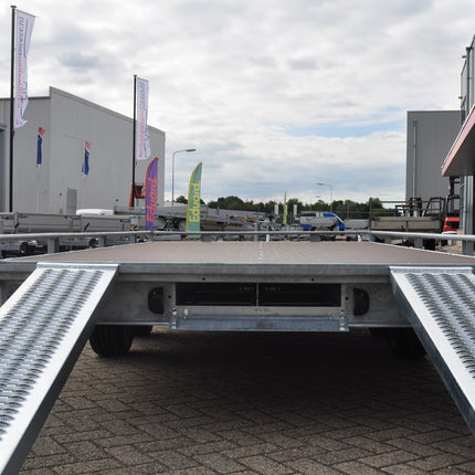 Eduard Geremde Eduard autotransporter - 406x200 cm - 3000 kg bruto laadvermogen - 63 cm laadvloerhoogte - 10 cm hoge reling - inclusief oprijplaten