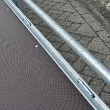 Eduard Geremde Eduard autotransporter - 406x200 cm - 3000 kg bruto laadvermogen - 63 cm laadvloerhoogte - 10 cm hoge reling - inclusief oprijplaten