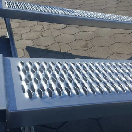 Eduard Geremde Eduard multitransporter - 310x160 cm - 1500 kg bruto laadvermogen - 63 cm laadvloerhoogte - 30 cm borden - inclusief oprijplaten en handlier