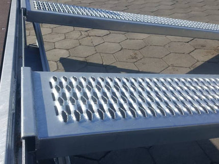 Eduard Geremde Eduard multitransporter - 330x180 cm - 2700 kg bruto laadvermogen - 63 cm laadvloerhoogte - 30 cm borden - inclusief oprijplaten excl. handlier.