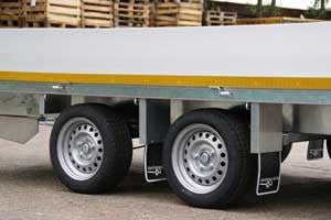 Eduard Geremde Eduard multitransporter - 406x200 cm - 2700 kg bruto laadvermogen - 63 cm laadvloerhoogte - 40 cm borden - inclusief oprijplaten en handlier