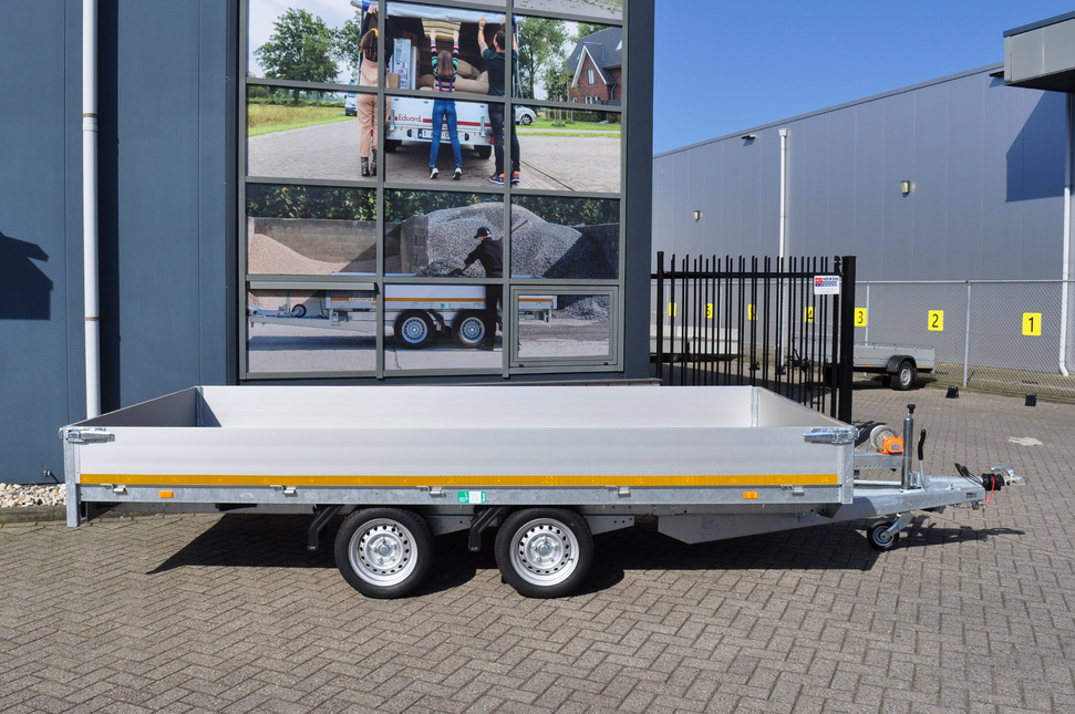 Eduard Geremde Eduard multitransporter - 406x200 cm - 2700 kg bruto laadvermogen - 63 cm laadvloerhoogte - 30 cm borden - inclusief oprijplaten en handlier