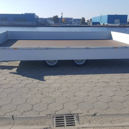 Eduard Geremde Eduard multitransporter - 406x200 cm - 3500 kg bruto laadvermogen - 63 cm laadvloerhoogte - 30 cm borden - inclusief oprijplaten en handlier
