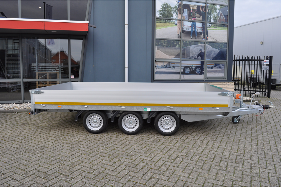 Eduard Geremde Eduard multitransporter - 406x220 cm - 3500 kg bruto laadvermogen - 63 cm laadvloerhoogte - 30 cm borden - inclusief oprijplaten en handlier - tridem asser