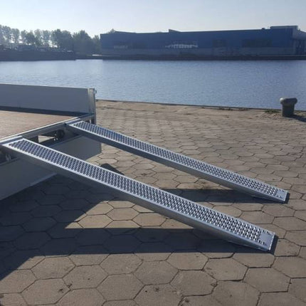 Eduard Geremde Eduard multitransporter - 456x200 cm - 3000 kg bruto laadvermogen - 63 cm laadvloerhoogte - 30 cm borden - inclusief oprijplaten en handlier