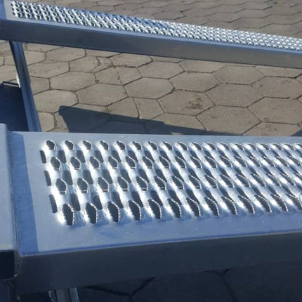 Eduard Geremde Eduard multitransporter - 506x200 cm - 3000 kg bruto laadvermogen - 63 cm laadvloerhoogte - 10 cm borden - inclusief oprijplaten en handlier