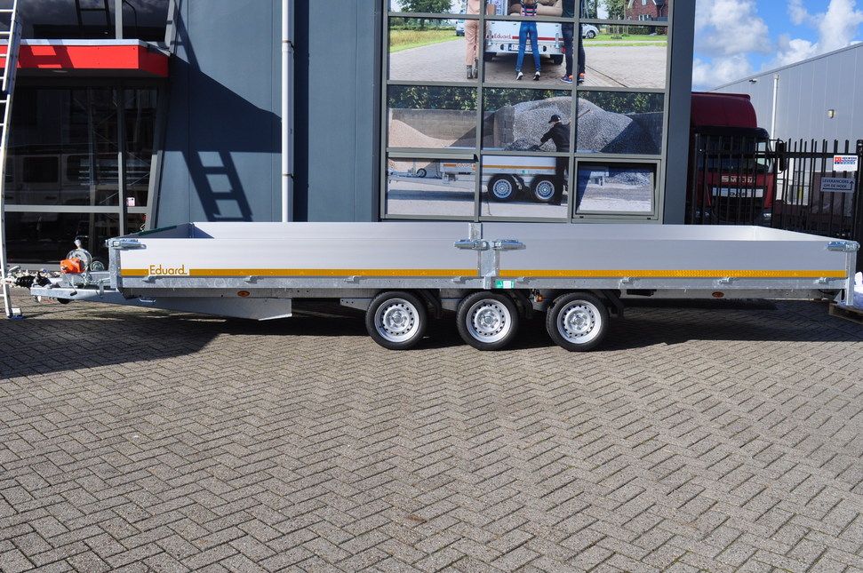 Eduard Geremde Eduard multitransporter - 606x200 cm - 3500 kg bruto laadvermogen - 63 cm laadvloerhoogte - 30 cm borden - inclusief oprijplaten en handlier - tridem asser