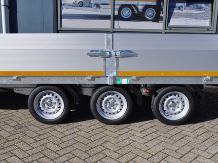 Eduard Geremde Eduard multitransporter - 606x200 cm - 3500 kg bruto laadvermogen - 63 cm laadvloerhoogte - 30 cm borden - inclusief oprijplaten en handlier - tridem asser