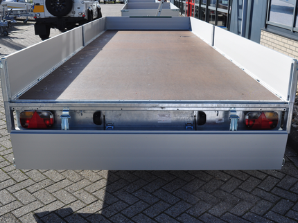 Eduard Geremde Eduard multitransporter - 606x200 cm - 3500 kg bruto laadvermogen - 63 cm laadvloerhoogte - 30 cm borden - inclusief oprijplaten en handlier - tridem asser