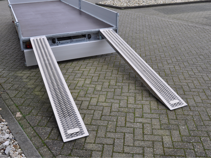 Eduard Geremde Eduard multitransporter - 606x200 cm - 3500 kg bruto laadvermogen - 63 cm laadvloerhoogte - 30 cm borden - inclusief oprijplaten en handlier - tridem asser