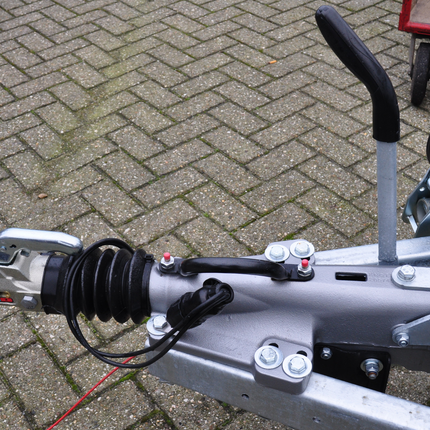 Knott Knott oplooprem aanhanger - KFG35 - maximaal trekvermogen: 3500 kg - V-dissel met console voor neuswiel
